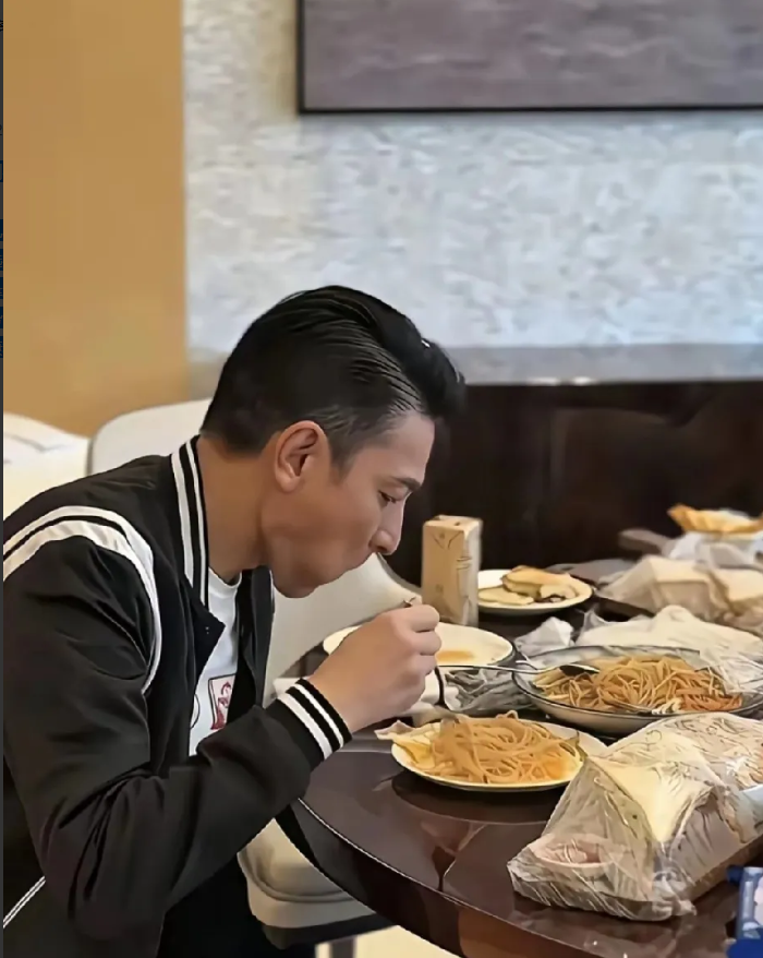 很多人疑惑，刘德华赚那么多钱却吃粗茶淡饭，赚钱意义在哪。其实这背后有他的思考。