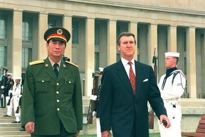 1998年，张万年出访美国，当他刚踏进美国宁堡陆军基地，一个美军司令突然冲上来，