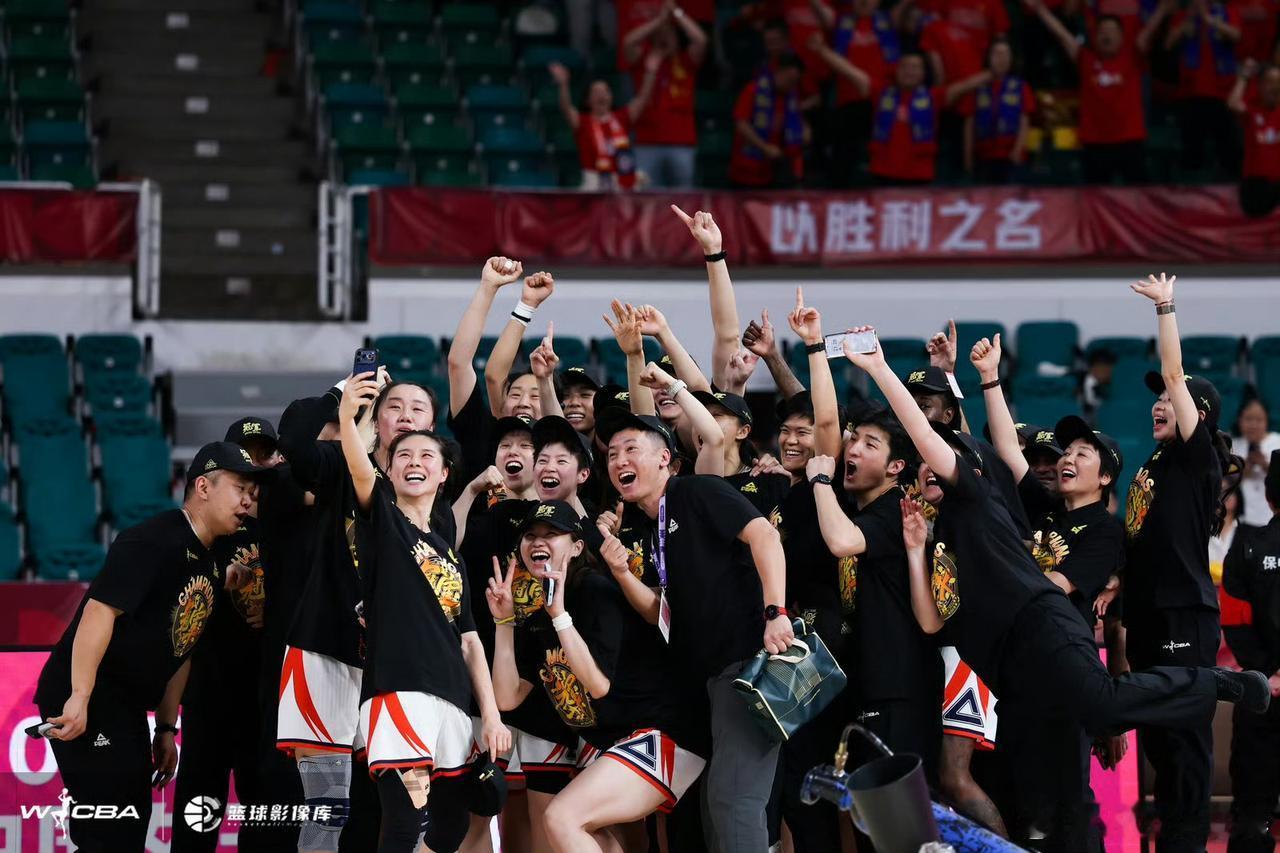 我认为四川女篮此次夺冠挽救了一些人和事首先是挽救了四川女篮俱乐部的投资方，如