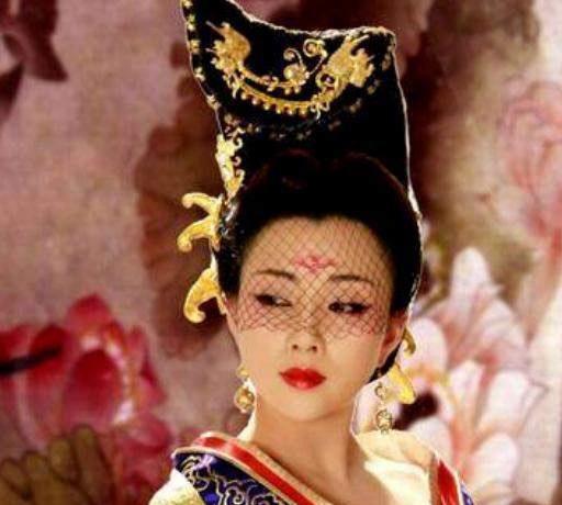 649年，李世民躺在床上奄奄一息，看着25岁貌美如花的武则天，不放心地问：“朕死