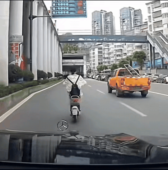 女子为自己的任性付出了代价！女子骑共享电动车在机动车上任性来回变道，躲得了一辆