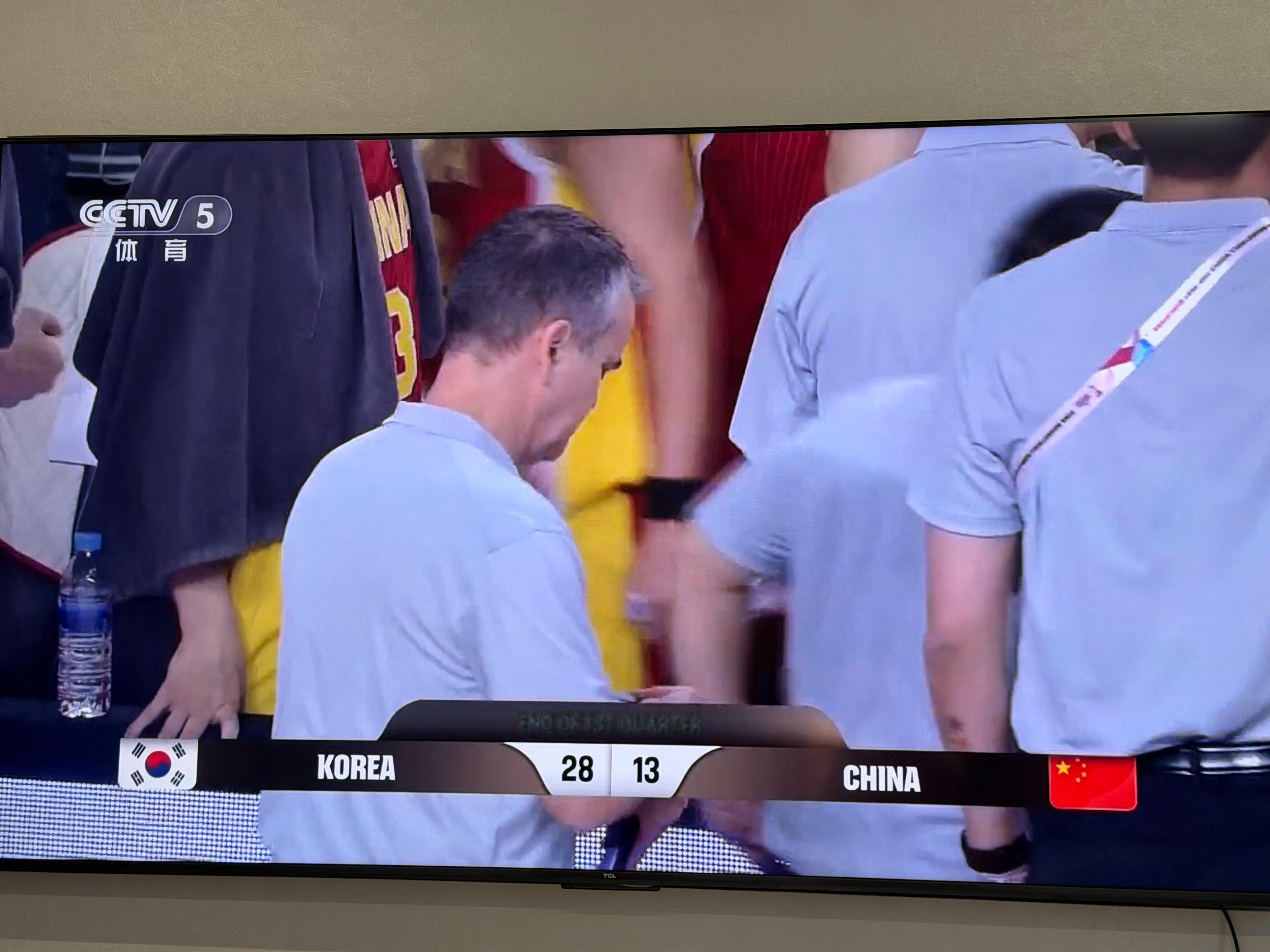 中韩二番战，第一节比赛结束！韩国男篮28:13中国男篮第一节比赛失误较多，问题还