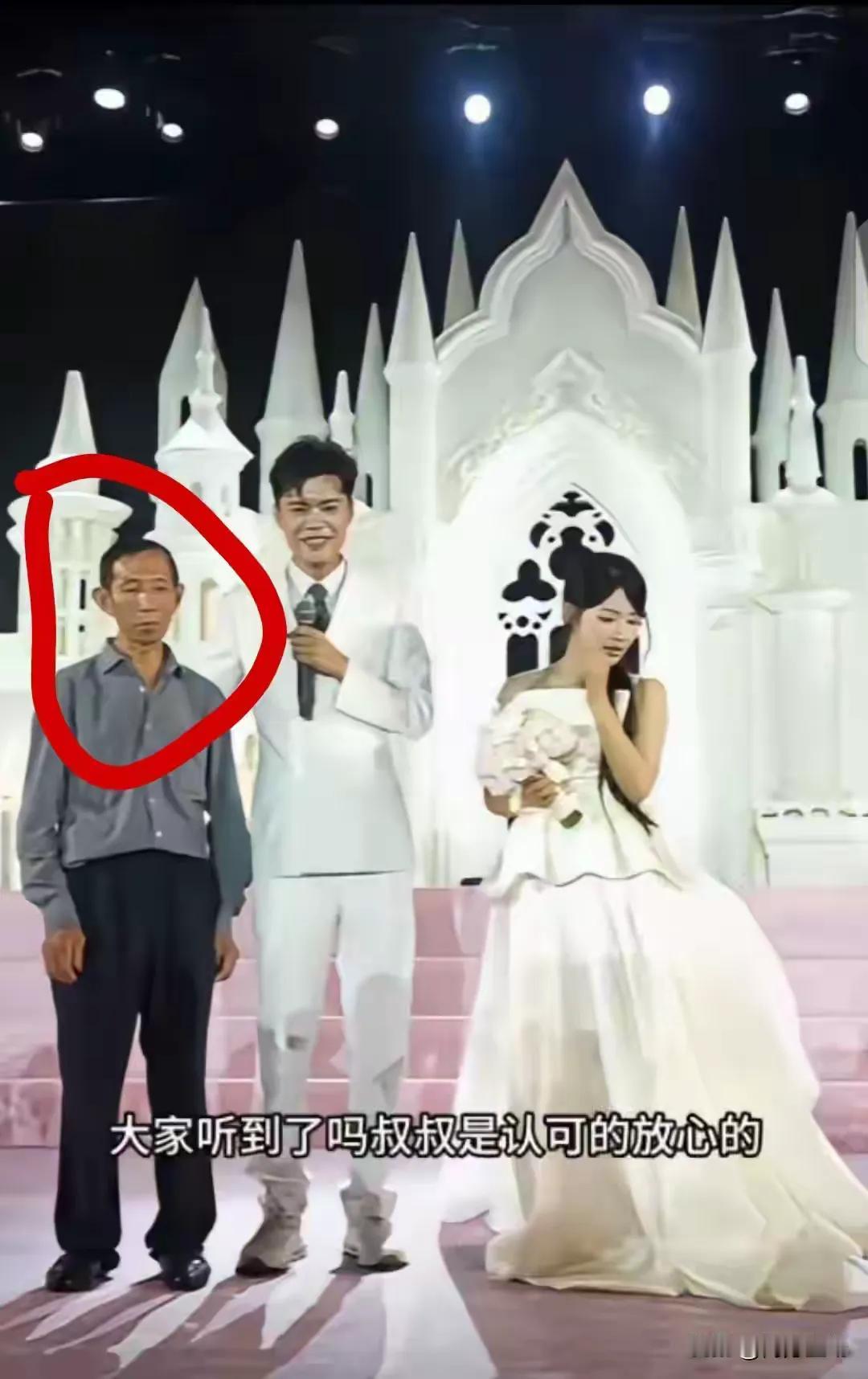 婚礼现场，阿梓老爸满脸写着“不满意”，这表情太真实了。回想当年，阿梓就是不想