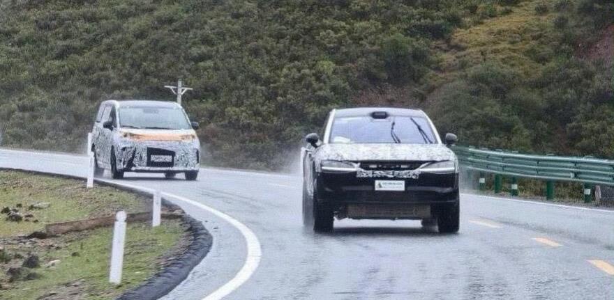 鸿蒙智行首款硬派越野车谍照来了，基于北汽越野技术平台打造，加上华为乾崑ADS4