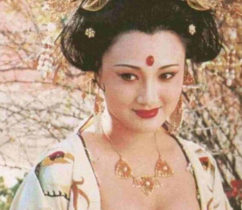 公元751年，杨贵妃喊着48岁的干儿子安禄山：“禄儿，你快来，母亲要为你洗三！”