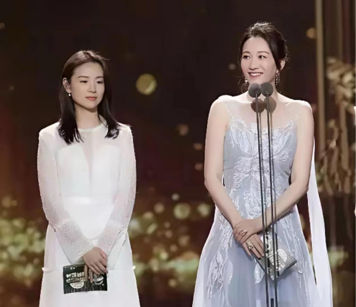 是谁说的？董洁只需要淡淡的站在那里她就赢了，她身边可是合影杀手李小冉啊好吧