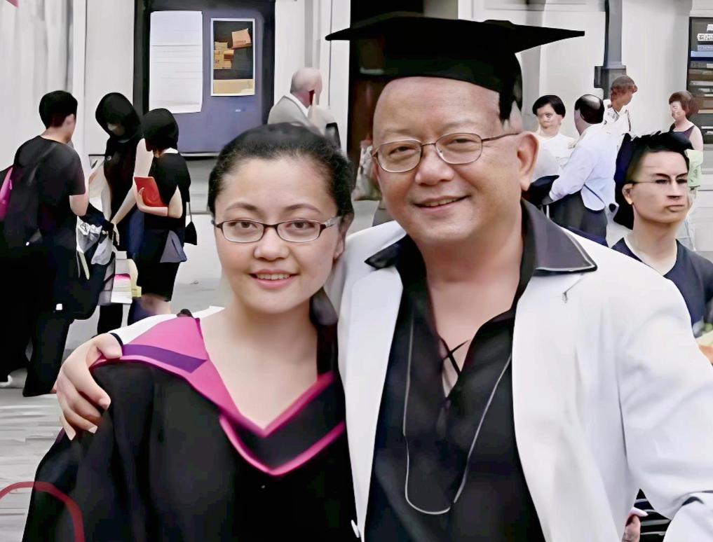 1994年，15岁的王婷婷提出赴英留学，王刚当即应允。每年40万元的留学费用，他