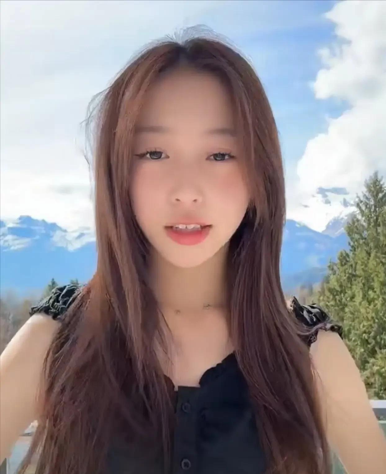 赵薇15岁女儿小四月长这么高了！高高瘦瘦五官非常精致深邃身高目测已超170