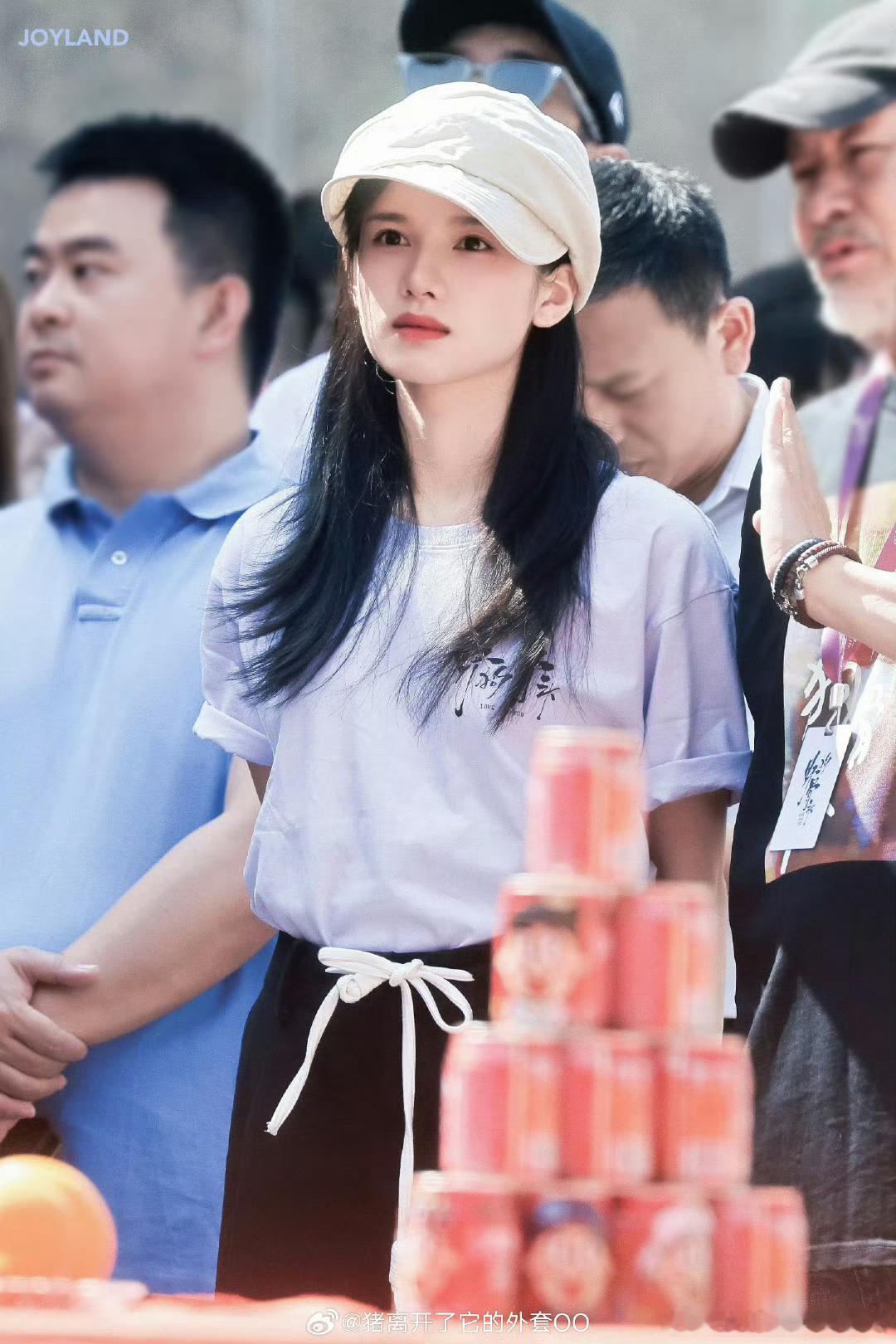 张婧仪《野狗骨头》开机图，太美啦！！开机大吉拍摄顺利！！野狗骨头​​​