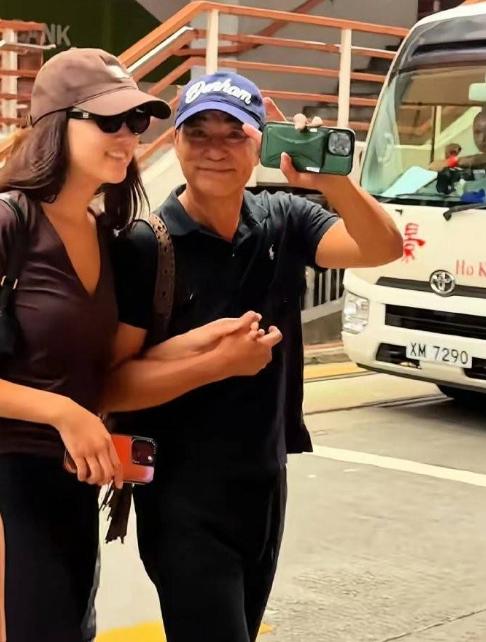吵翻全网！71岁任达华街头搂22岁女儿腰，有人觉得越界，有人说只是父爱。