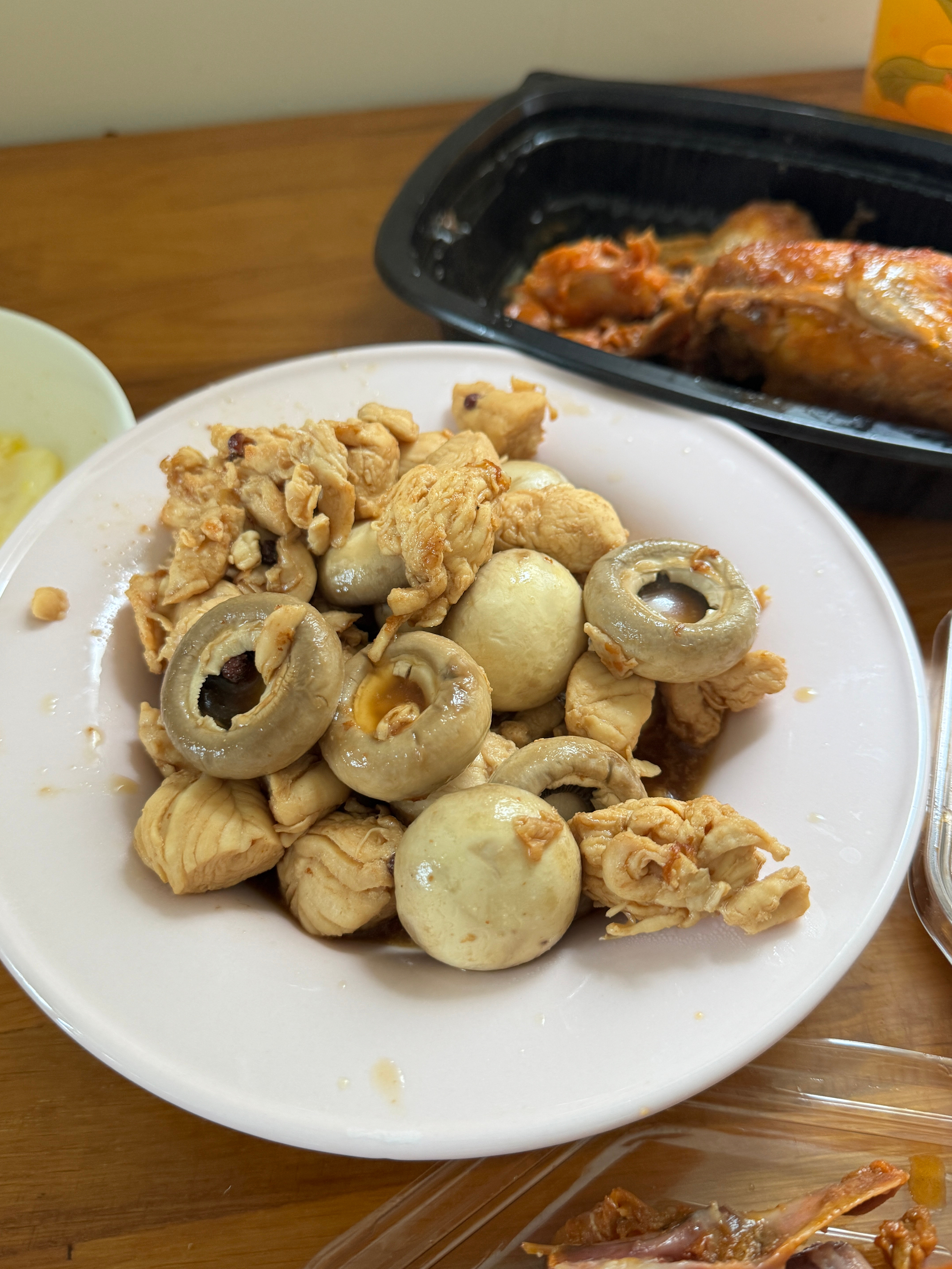 中午吃了一大盘口蘑炒鸡胸肉➕一个奥尔良鸡腿（去皮）➕三个黑芝麻糯叽叽丸子还有一