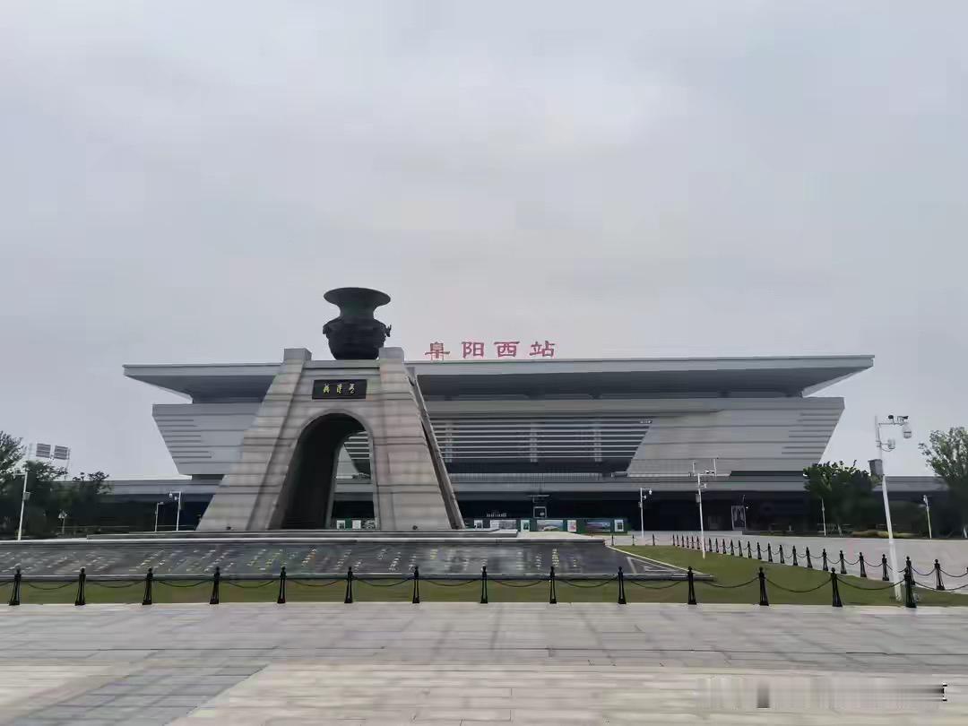 有人比较阜阳、蚌埠谁是皖北一哥。这也没有什么好比的，阜阳经济规模、人口远远超