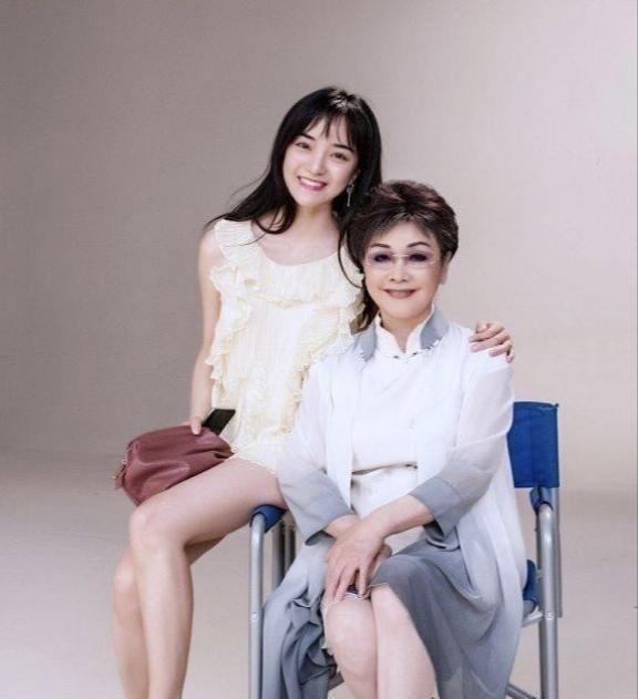 1968年，李谷一与金铁霖结婚后，因为不能生育而离婚！她二婚嫁给开国元勋肖劲光之