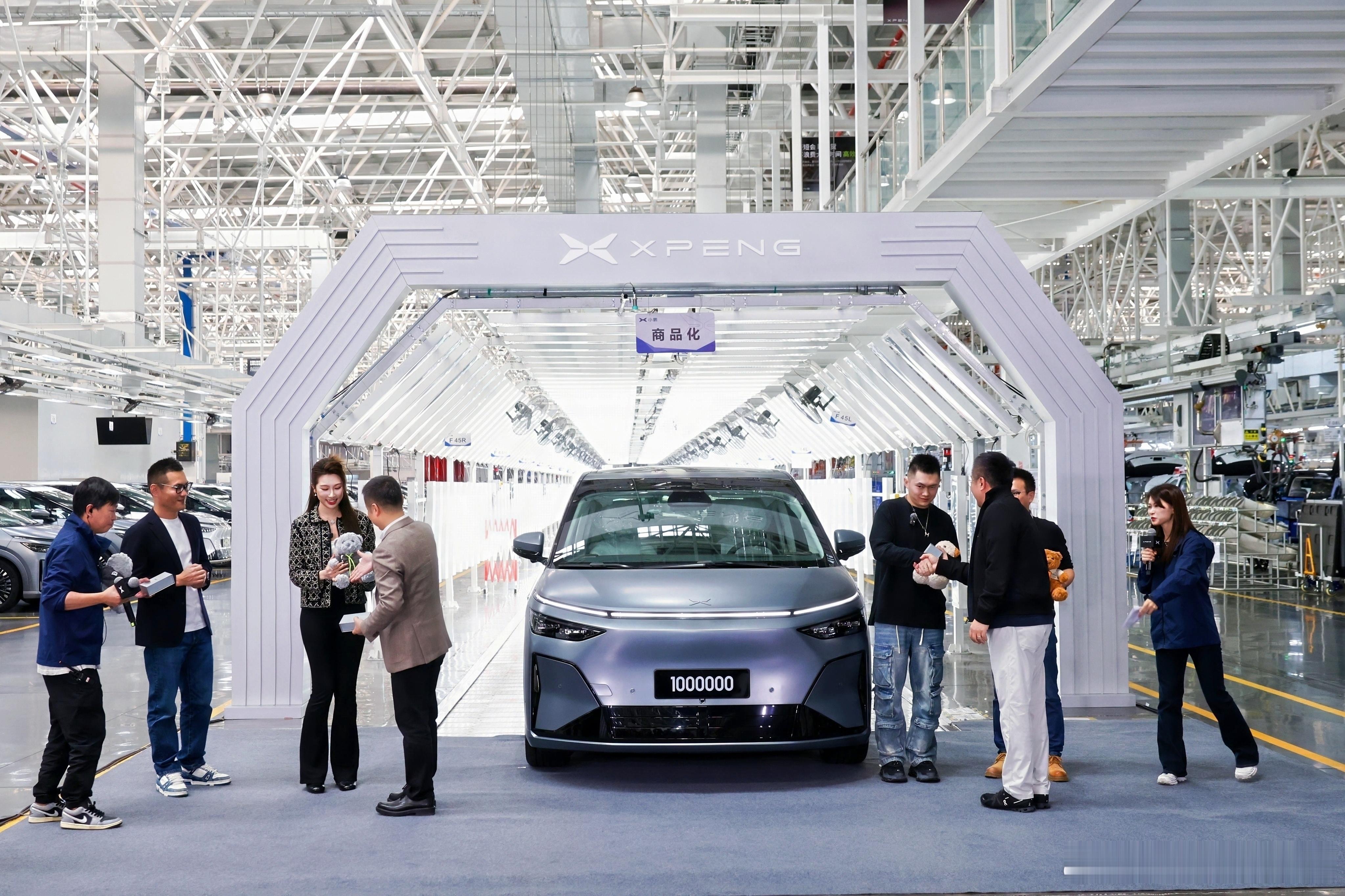 纯电造车新势力谁先跑赢“百万辆”大关？答案是小鹏。今天见证了一个历史时刻，小鹏第