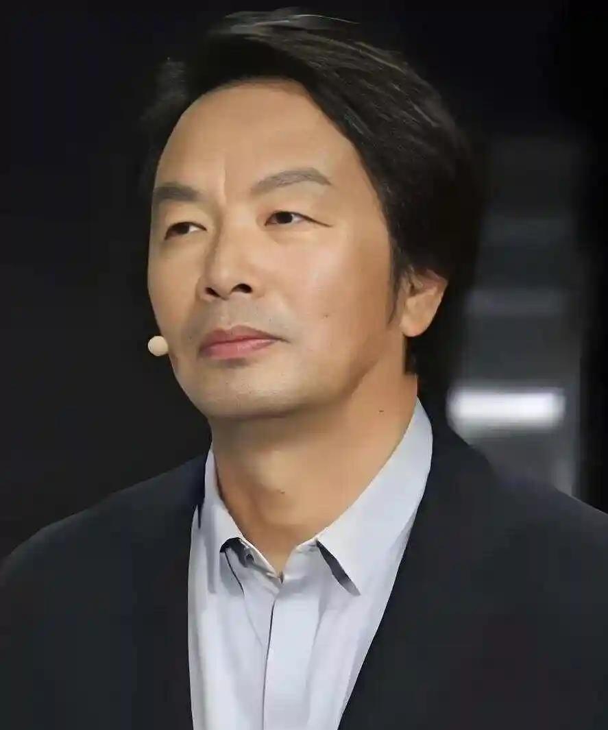 刘震云说：“父母和孩子之间最好的关系，就是他愿意回家，愿意跟你说话，有心事第一个