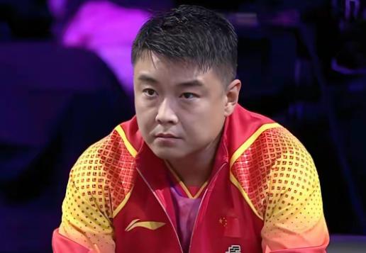 主持人问王皓："现阶段的年轻队员的成绩起伏较大，发挥不稳，你焦虑吗？"王