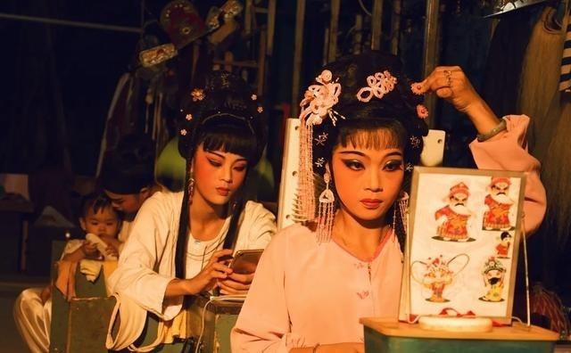 洪武年间，一个太监领着一群女乐往宫内走，被周观政拦住了。太监说是奉皇命，可周观政