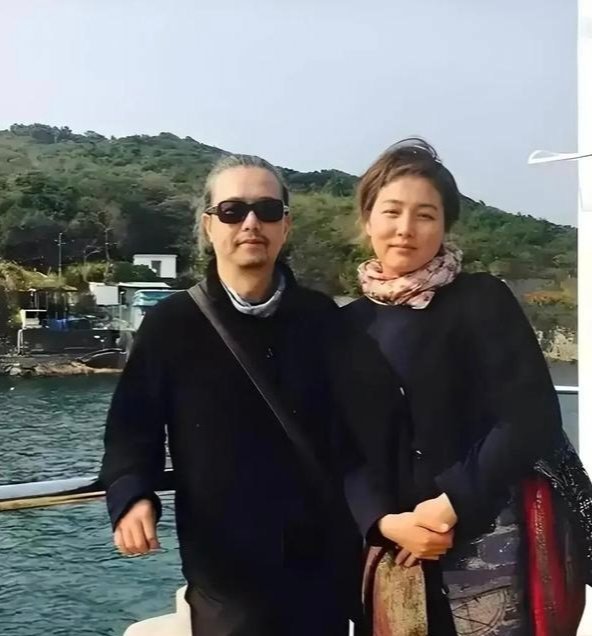 女人呐，不要被爱情冲昏了头脑，，正当红时，选择比自己大很多老公，结婚后，当起家庭