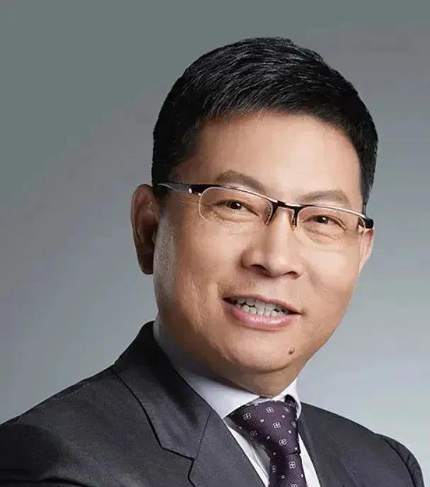 50多岁的余承东自爆昨天刚被任正非批评。这批评是团队进步的“成长套餐”。余承东