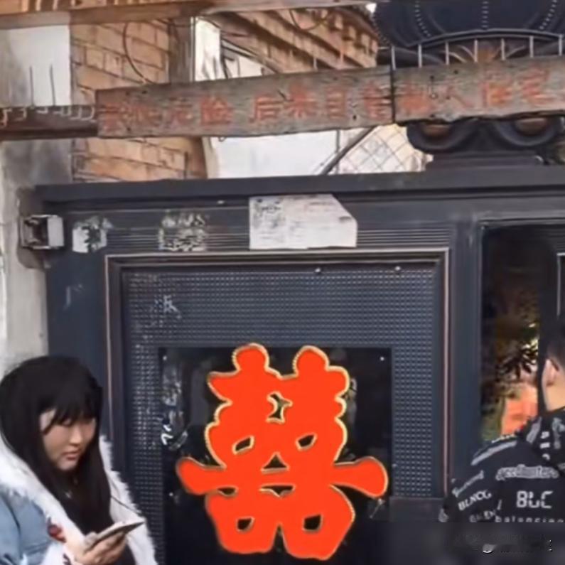 “你们拍视频挣的钱，够买药不？”大年初二，大衣哥的闺女朱雪梅，一句话把几十个