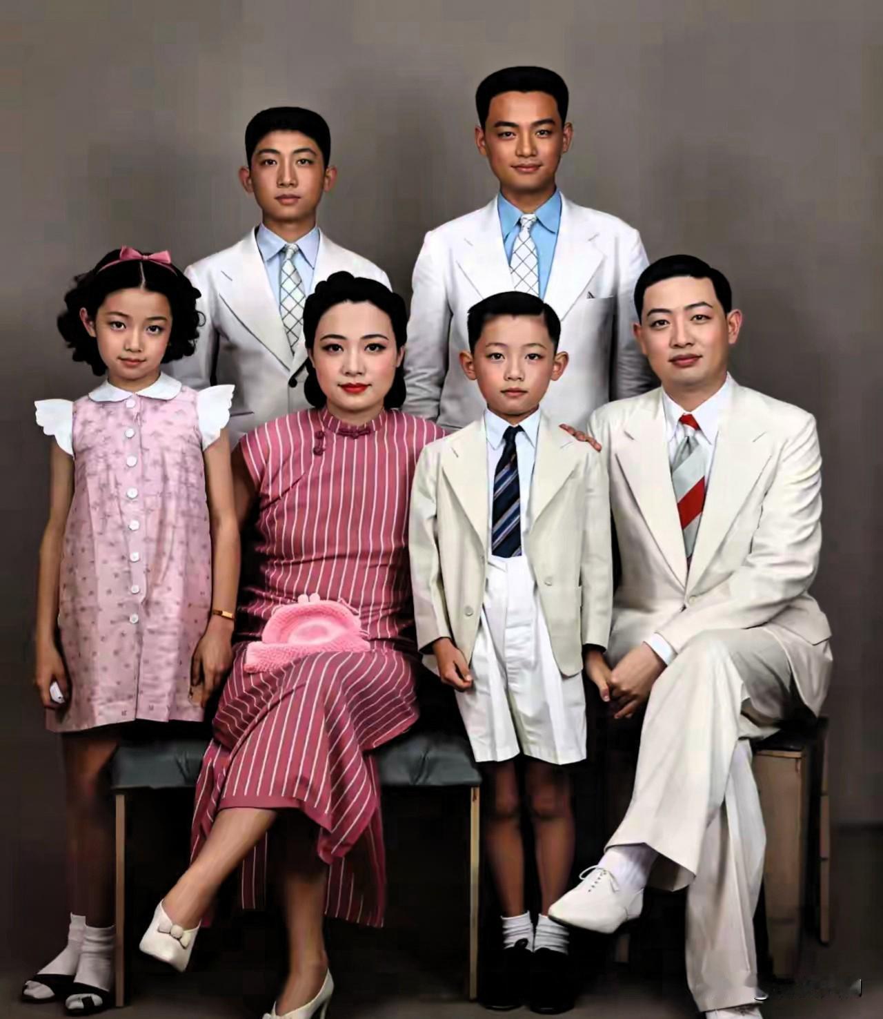 1941年，梅兰芳与妻子福芝芳及子女在香港留下珍贵全家福。彼时梅兰芳为坚守民族气