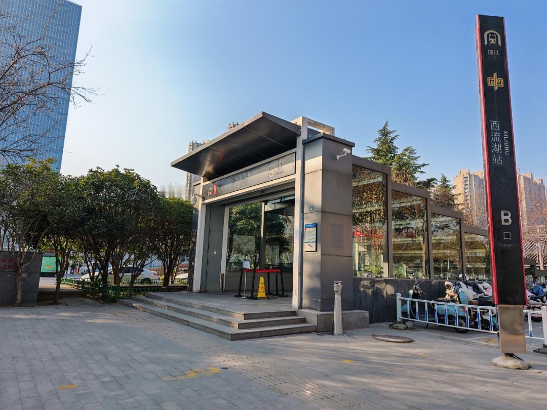 请注意，今天起郑州地铁1号线西流湖站B出入口关闭！根据郑州地铁消息，为配合施工