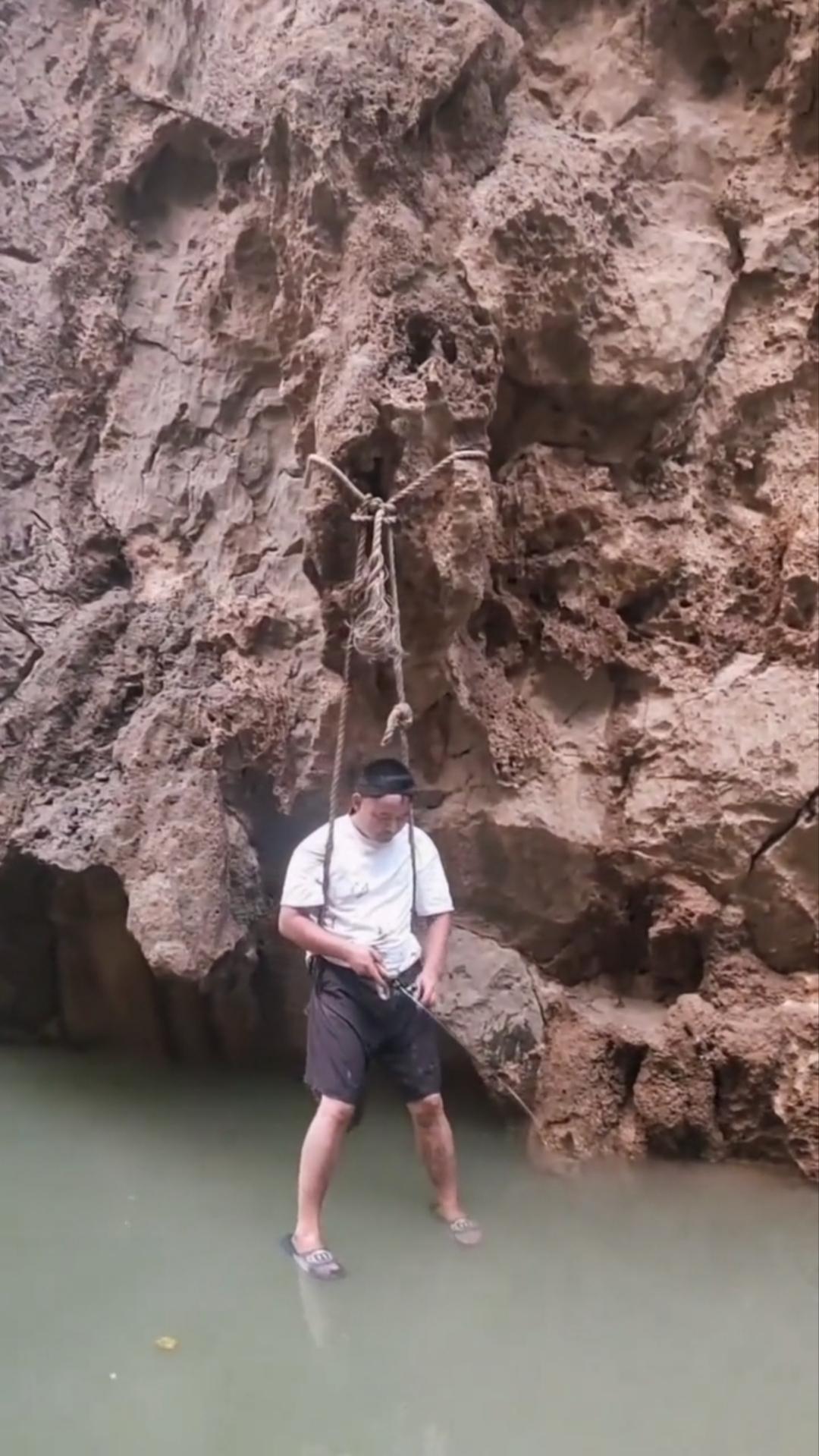 夏日生活打卡季这哥们真是狠人呐，他是怎么做到把自己挂在悬崖上钓鱼的，想必这个位置