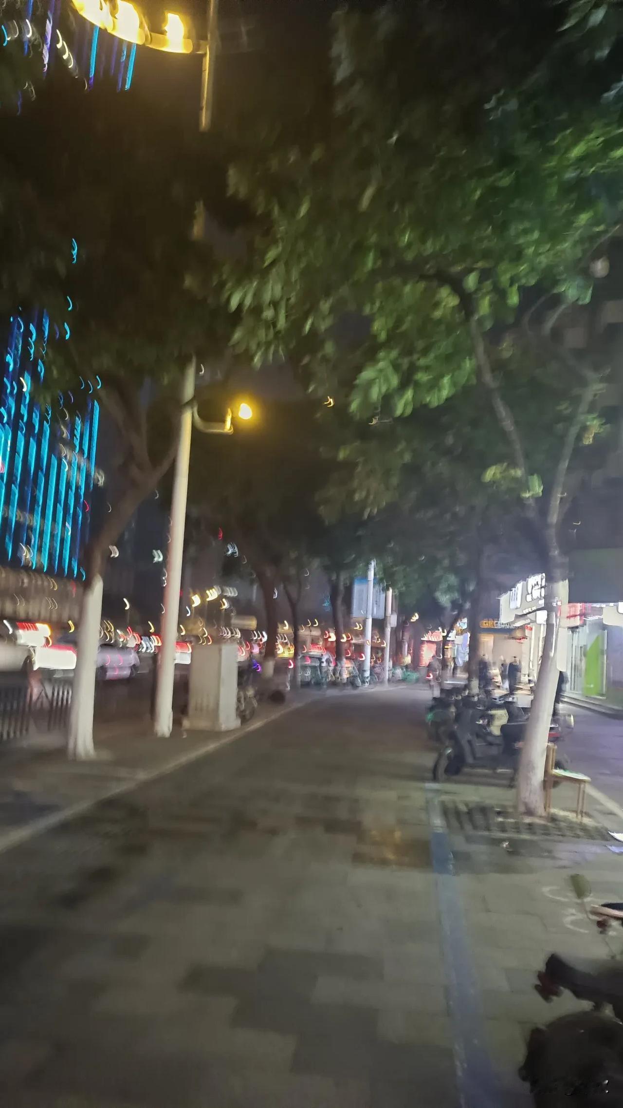 “孤单的人孤单的路，看什么都是孤单”，这话真说到心坎里了。就像在时光海洋流浪的人