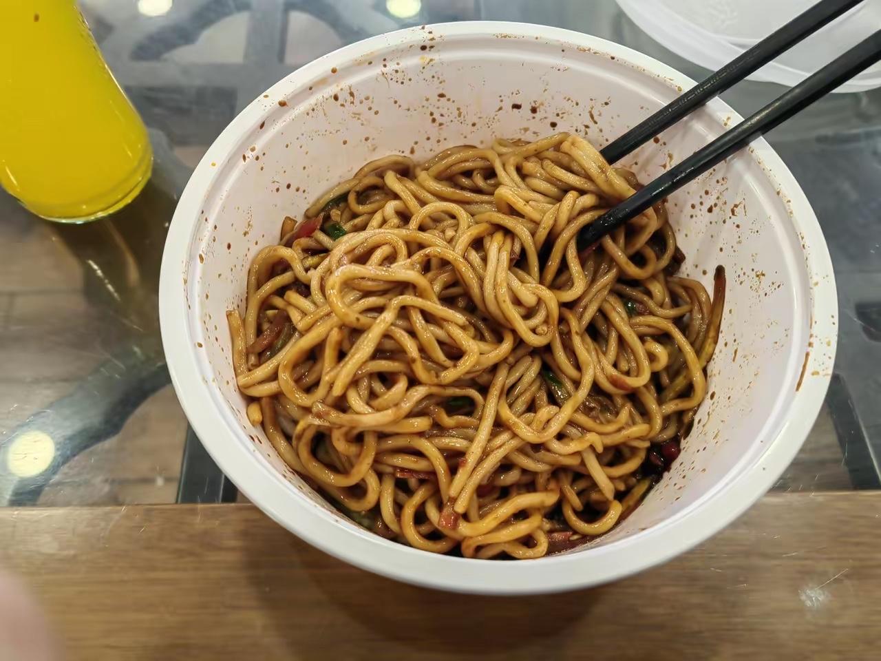 北京炸酱面真的是没什么好吃的，也就是北京人自己觉得好吃，而且老北京炸酱面，也没有