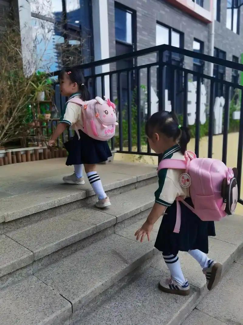 孩子上幼儿园后，变化真的太明显，老母亲瞬间破防了还记得送娃入园第一天，我站