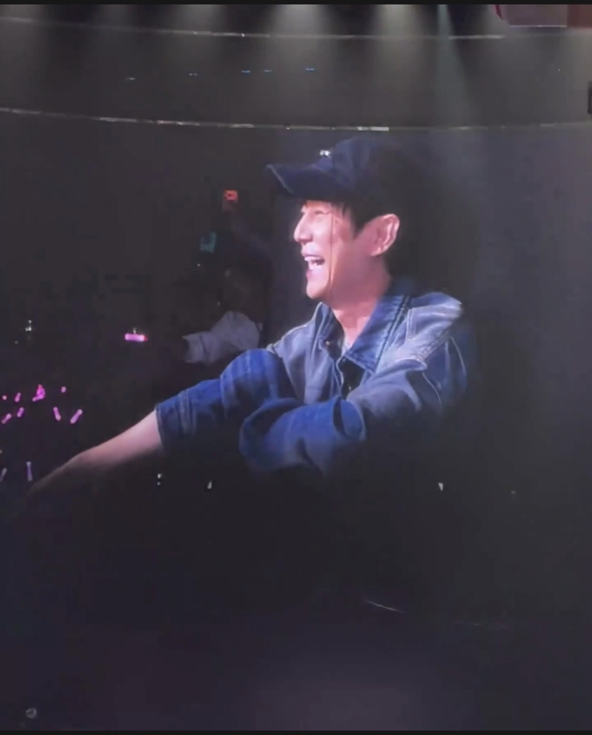 近日何炅在谢娜成都演唱会上的惊喜现身及动情告白“娜娜我们为你骄傲”，让“何炅你超