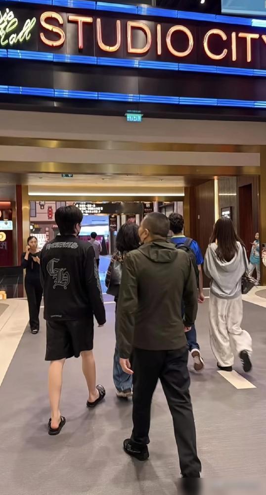 刷到大头出门，​但是没看到他爸妈。​还在想怎么不带他爸妈。​没想到是