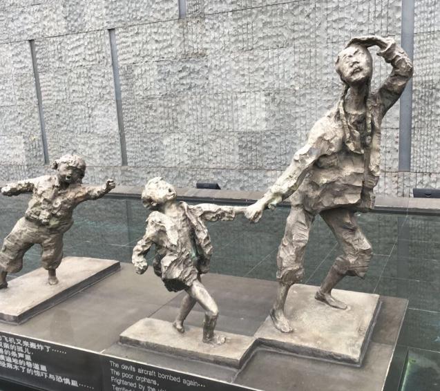 德国纳粹和日本鬼子到底谁更该死？这里借用战地记者厄尼派尔的话，在欧洲，他们的敌人
