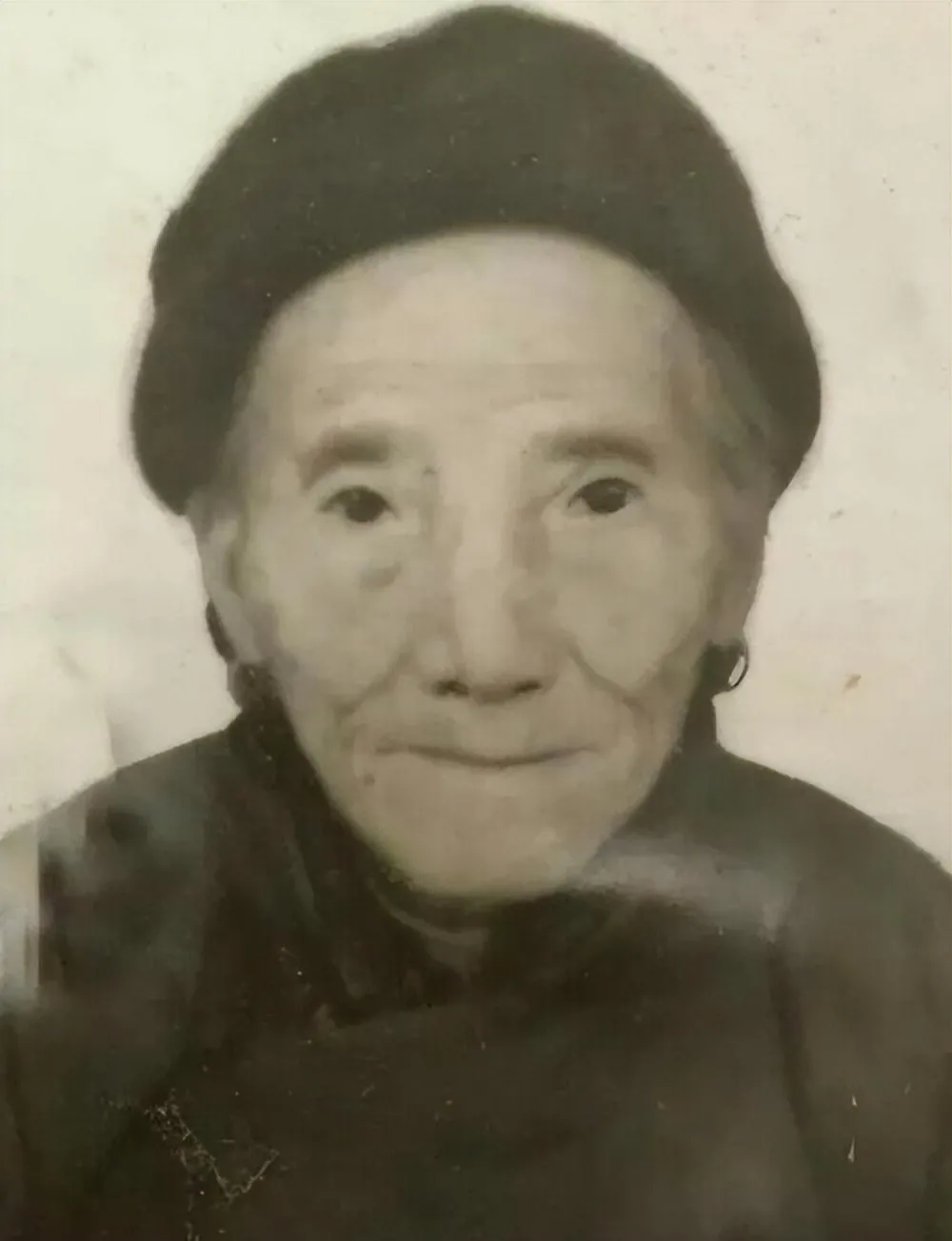 1935年，22岁的女孩刘法玉化成乞丐在武汉火车站接应药品时，被敌人发现，刘法玉