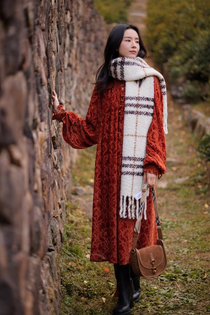 最近董洁在出席时尚活动的时候搭配的很有文艺气息，不得不说这身衣服确实是太适合她了