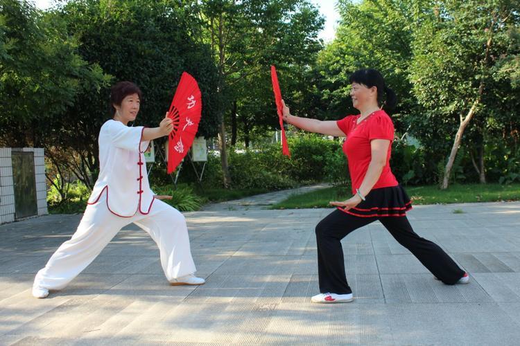 医生反复强调：过了60岁，要少散步，多做这4事，很多老人不在乎散步几乎是默认