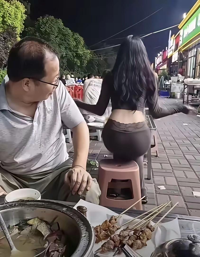 夜市大排档，炭火噼啪响，孜然香混着啤酒沫，烤串和火锅把塑料桌挤得满满当当。原本只
