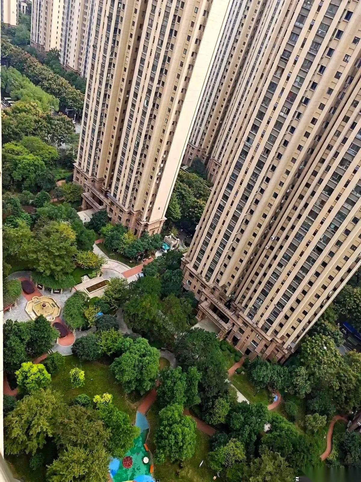 67岁那年,我干了件大事。从住了多年的18楼,搬进了6楼里的3楼。一个电梯房,