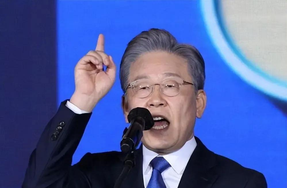 韩国总统李在明上任之后把一切精力都放在处理国内的事情，奉行攘外必先安内原则，在国