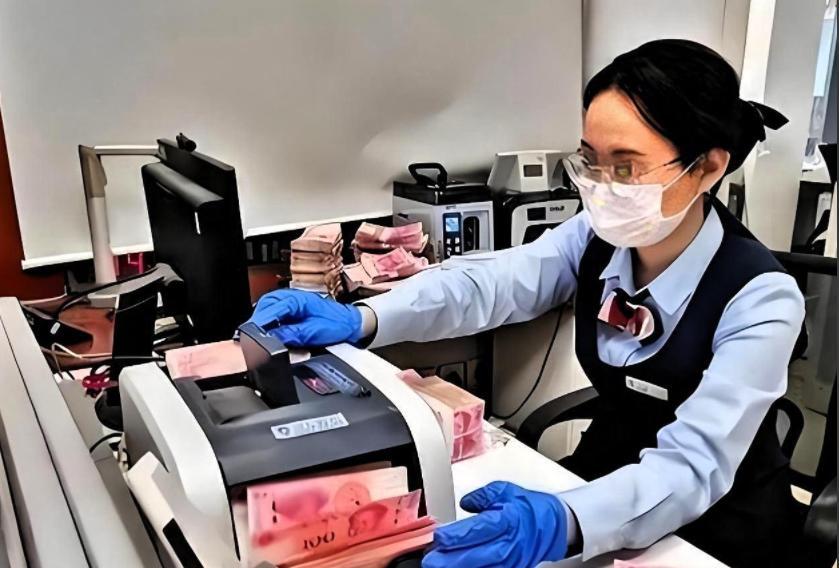 70万亿存款集体“到期”，银行急着留客，普通人纠结钱去哪？2026年开