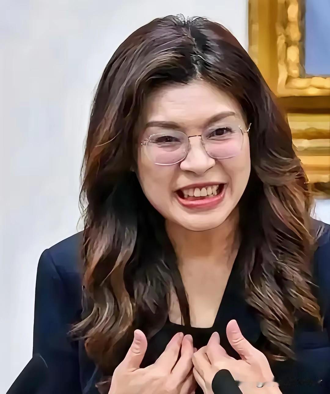 郑丽文，又出来了。这一次，她站在镁光灯下，表情凝重，语气坚定。她说，她是为了台
