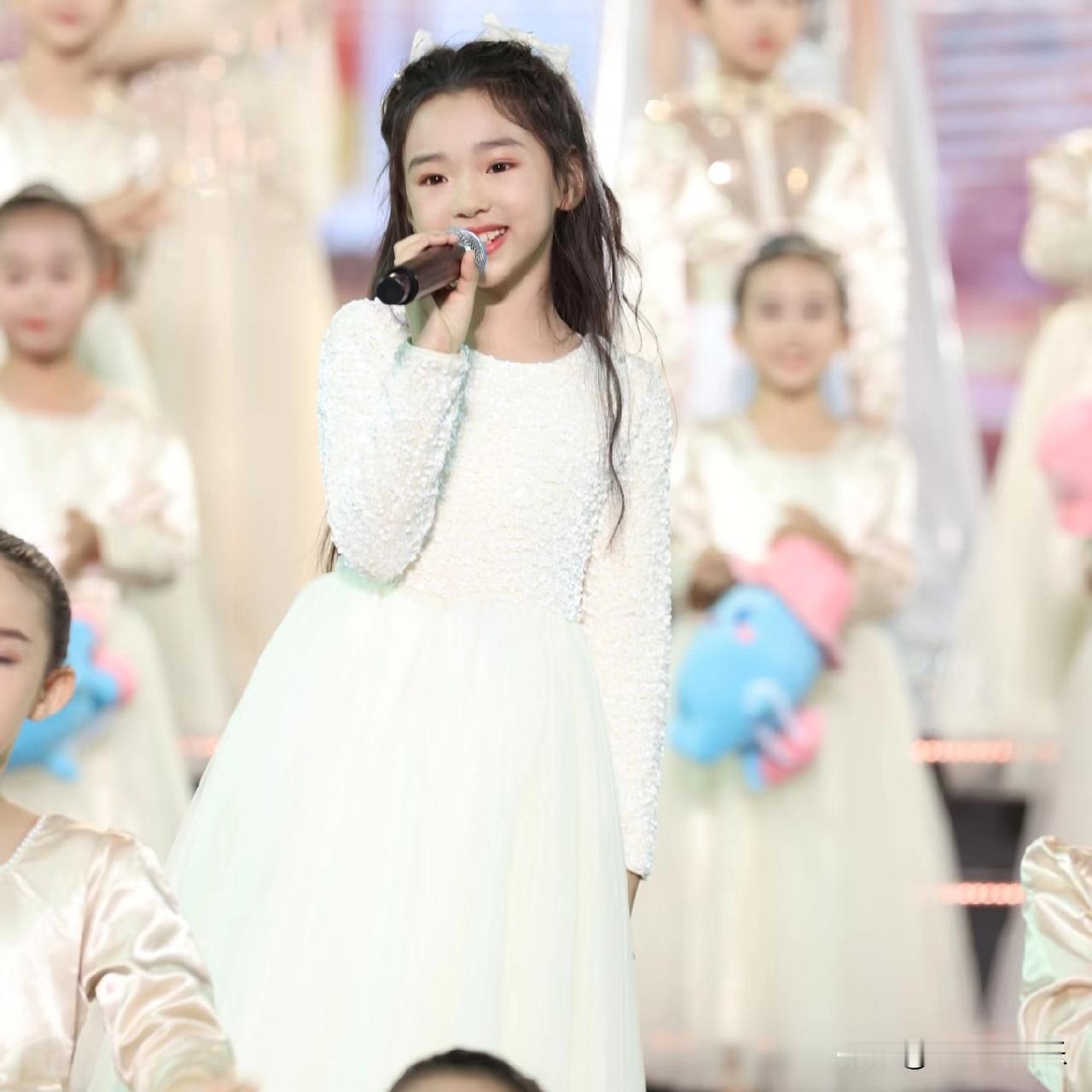 小酒窝频繁登台跑活动，最让人操心的不是她的功课，而是她漂亮的那双眼睛。