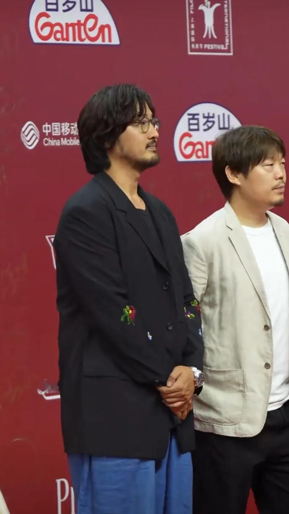 王传君最近的电影又火了，演技绝了。一次采访中，主持人问王传君:听说你有段时间