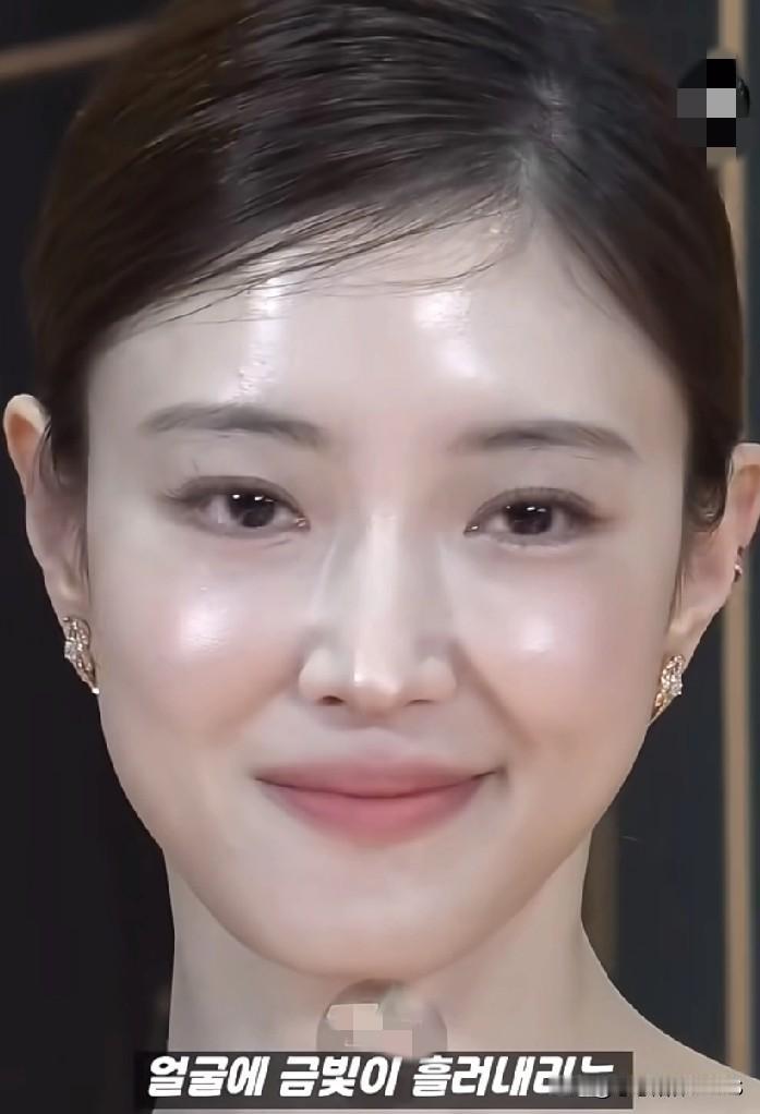 韩妆的清透散粉确实有名，但咱内地的假睫毛大红唇也气场全开呀！肤色各有特点，均匀感