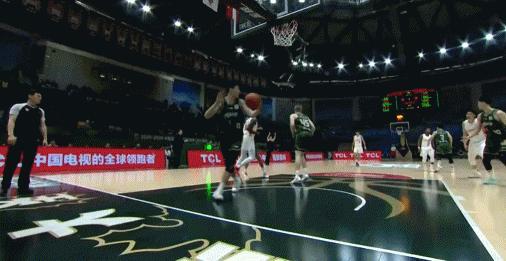 郭昊文很有可能是受感情风波的影响脾气暴增，只是一个发球失误真用不着到替补席和赵柏