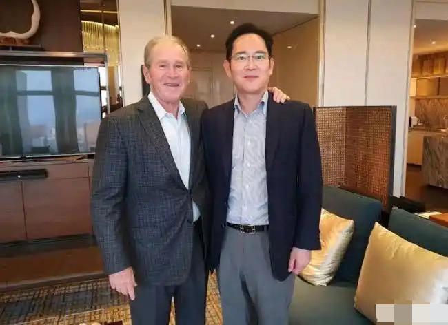 再次分析雷军身高，老年小布什身高大概在光脚177左右的水平，和李身站在一起矮了3