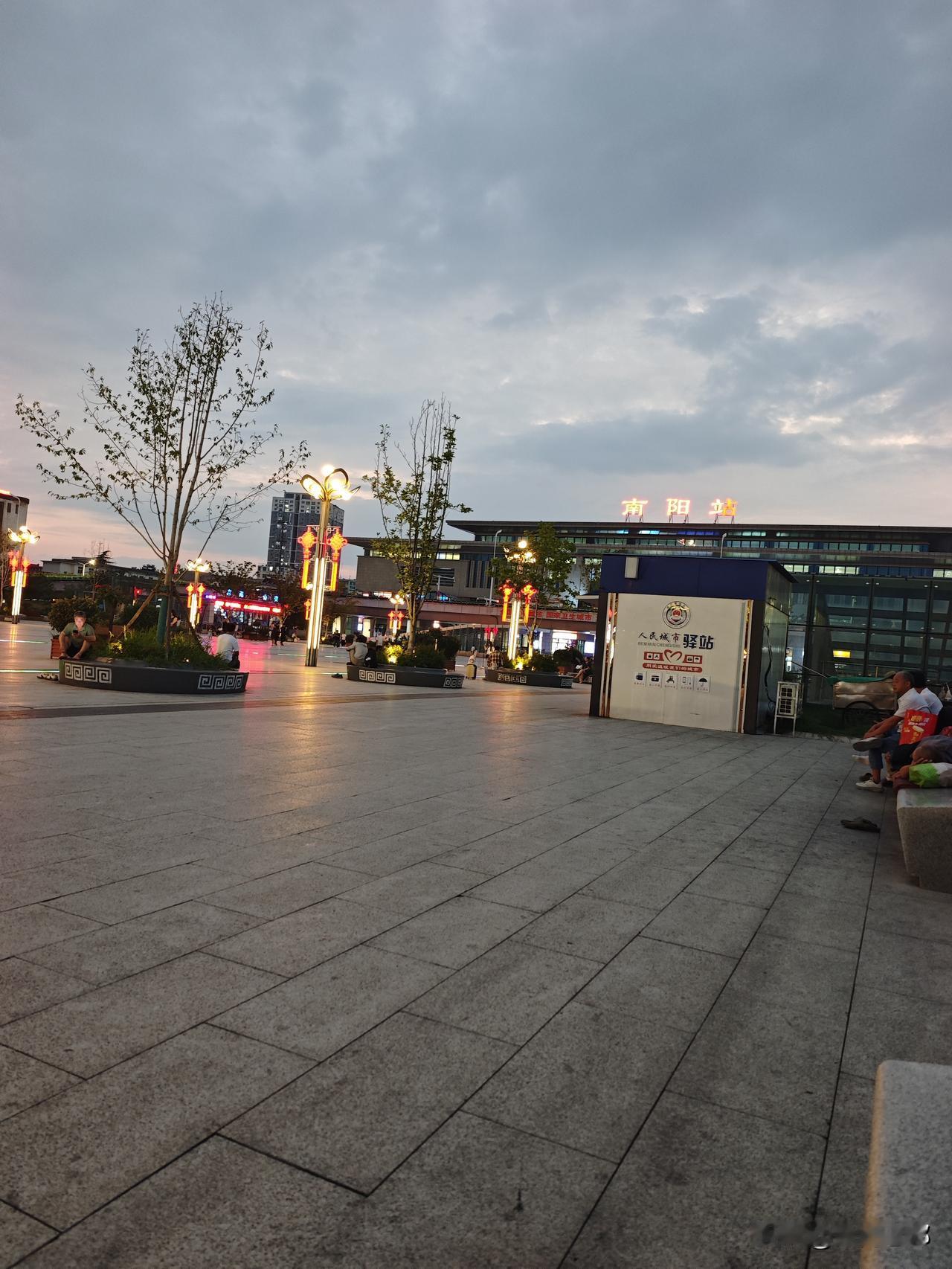 乌鲁木齐到南阳现在就剩下一趟过路的火车，并且时间也进行了大改动，目前到达南阳的时