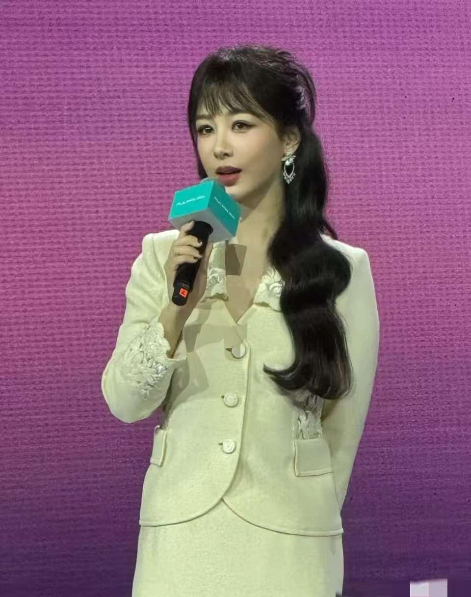 新年伊始，杨紫带着全新的面孔出现了，又和之前不一样了，这次感觉像孙悦了！这个话题