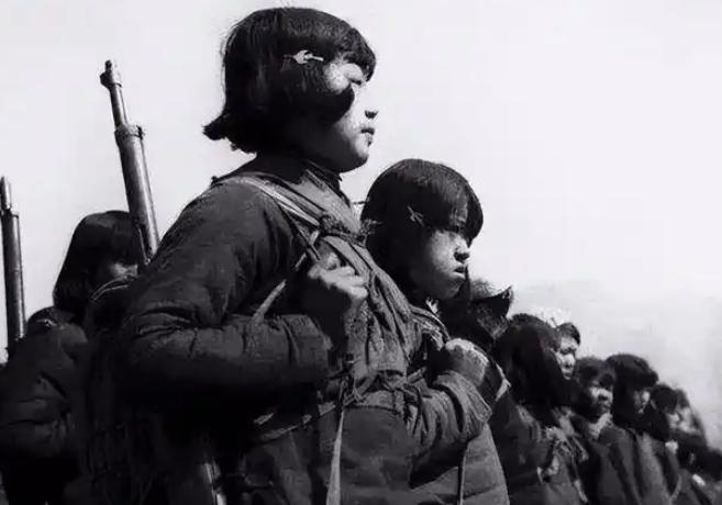 1960年，安徽金寨的大别山，6名带着美式武器的特务乘飞机空降进山，女民兵刘承英