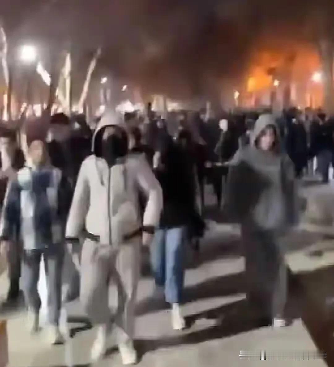 美国倒是没有迎来斩杀线，可伊朗“教士集团”却迎来了真正的斩杀线！我们可以